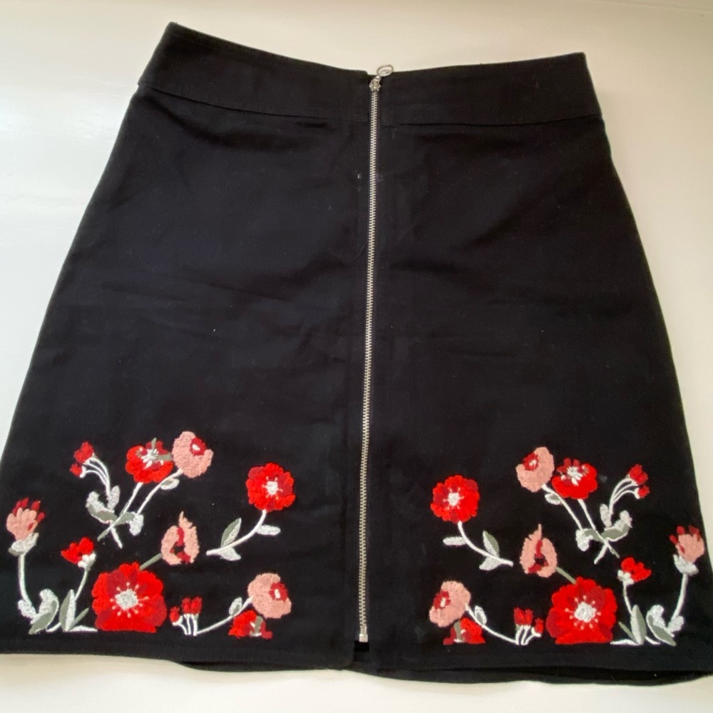 BLACK FLORAL SKIRT